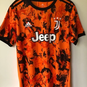 Adidas Juventus Orange 20/21 3rd Jersey - Adidas Juventus Orange 20/21 3rd Jersey Size medium, fits like a regular men’s size medium.  Excellent condition, no flaws or damage.  DM if you need exact size measurements.   Buyer pays for all shipping costs. All items sent with tracking number.   No swaps, no trades, no offers. 