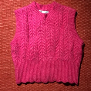 Rosa väst från zara  - Rosa stickad väst från zara, använd en gång, ser ny ut. Storlek s. 