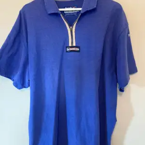 En blå zipup piké/tröja från reebok,vintage, ribbad, med skön luftig passform