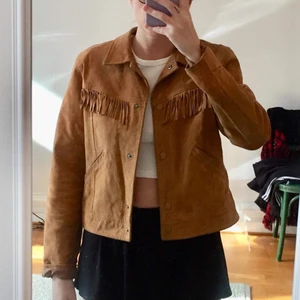 Mockajacka - Nätt mockajacka med fransar. Tryckknappar och fickor. Stl M men passar lika bra för S. Perfekta cowgirljackan! 