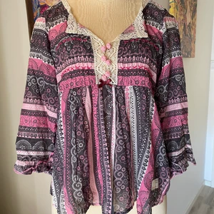 Odd Molly blus - Jättefin mjukt multifärgad blus med halvlånga ärmar och söta knappar i form av knutar från Odd Molly i storlek 1(S). 170kr eller höstbjudande