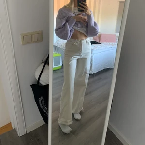 Snygga vida jeans - Säljer mina sköna jeans från Veromoda som jag användt fåtal gånger men kommer inte till användning längre. De är storken w28 L32 men skulle säga att w är mer som en 26. Sitter lagom på mig som är en xs/s men skulle även passa en M för de är väldigt stretchiga. 