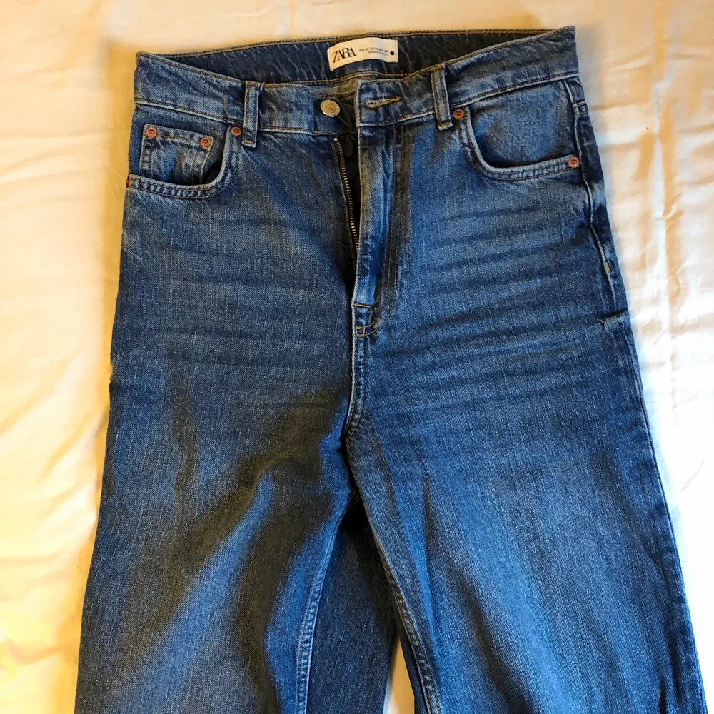 Zara jeans i strl 36, skriv för fler bilder. Säljer för att jag inte kan ha dom, nypris 550. Mörkare tvätt än jeansen i förra inlägget men samma modell. Använda två gånger så de är som nya. Jeans & Byxor.