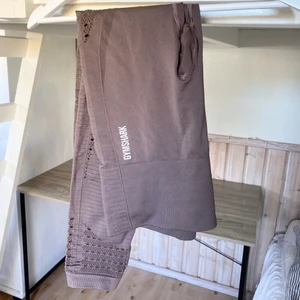 Gymshark seamless storlek medium - Gymshark Energy+ seamless  i storlek medium, Använda en gång så de är helt i nyskick! 🏋🏼‍♀️  Färg Taupe. Kan skickas men då betalar köpare frakt.  Bud från 200 eller skriv till mig om du vill köpa direkt!