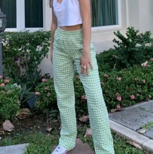 Pyjamasbyxor i linne - Limegröna/pastelliga pyjamasbyxor, sitter som en smäck men de kommer inte till användning tyvärr. Passar dig med smal midja. 