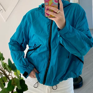 Jacka - Säljer en jacka i en härlig färg! Storlek M, aldrig använd. Köpare står för frakt💙🦕