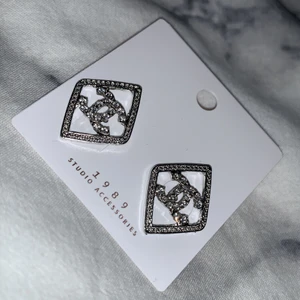 Chanel örhängen - Sjukt fina Chanel örhängen🥰 fick dom i födelsedagspresent men mina hål i öronen har tyvärr växt igen så dom kommer inte till användning. Hör gärna av dig vid intresse🥰