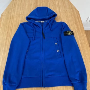 Stone island - En stone Island zip up med en riktigt bra blå färg. Jag finns i Lund men kan även skicka tröjan. Köparen betalar för frakt. Om de finns frågor är det bara att ställa! Storleken är M men passar mer S skulle jag säga. Bud startar på 600 sen köp direkt för 650. Tar emot trades osså!