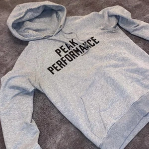 Peak performance hoodie - Grå peak performance hoodie. I super fint skick🥰