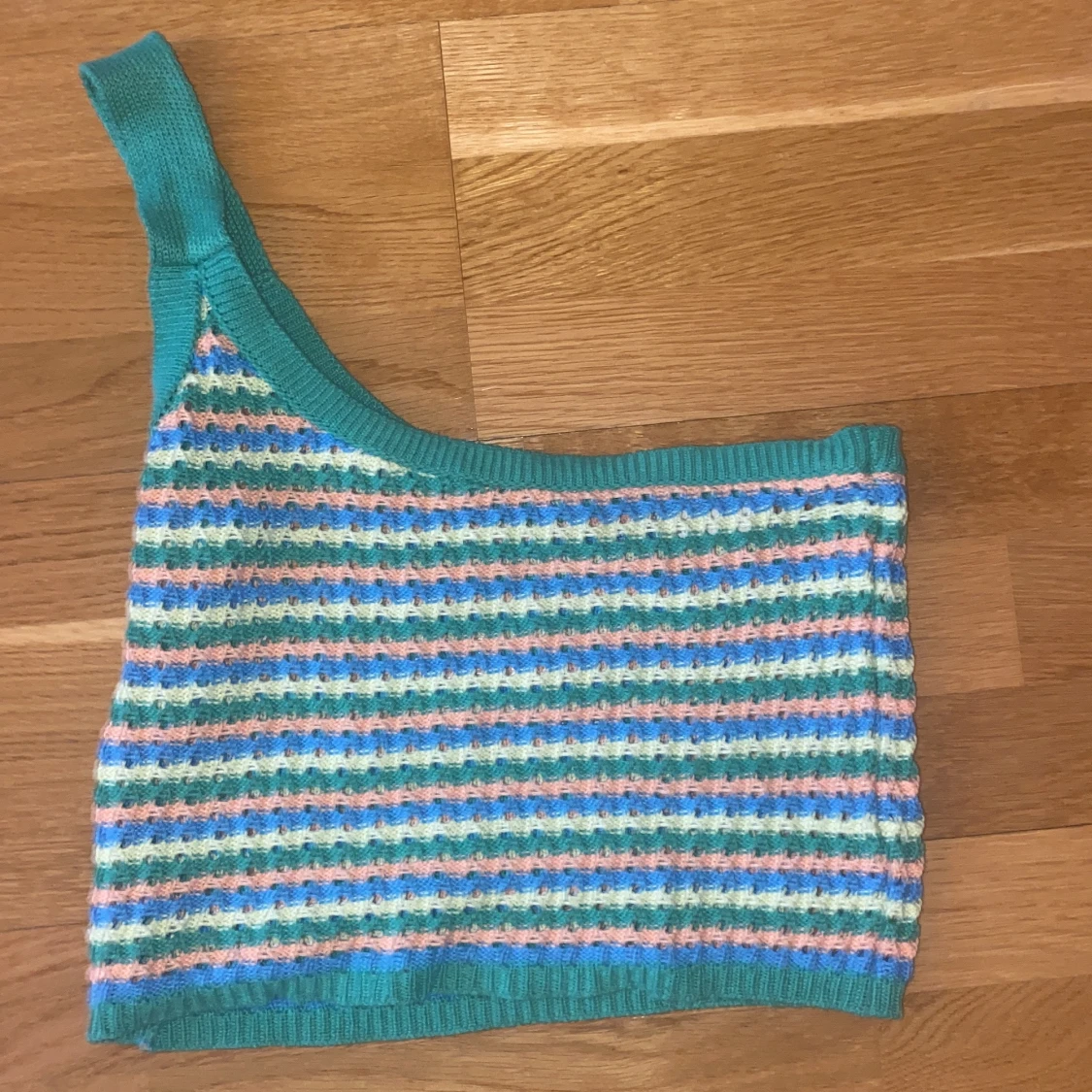 Jätte fint färglatt one shoulder linne.