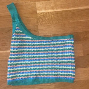 Jätte fint färglatt  one shoulder linne. - Kan levera men också mötas upp i Stockholm❤️❤️