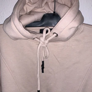 Oversized hoodie i cremefarve - Passes af xs/s/m. Kun prøvet på, sælges da det ikke var den ønskede model