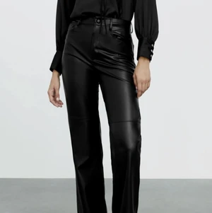 Snygga skinnbyxor från zara - Snygga svarta skinnimitation byxor från zara. Storlek s. Felköp och oanvända med lappen på🌸🌸