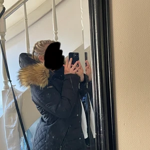 Roco baroco vinterjacka med päls - Snygg varm och super bekväm vinterjacka med päls. Strl: 36/s men passar som en M. Nypris 1990:- mitt pris 850:- köpt september 2020. Endast litet fel på höger sida på luvan. Annars är den som ny. Går ned över höfterna.