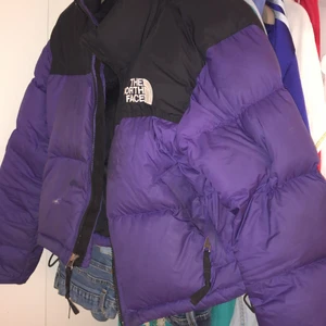 North face jacka lila  - En jätte fin lila north face jacka st s men skulle kunna passa en M också använd en vinter och har ett litet hål på höger sida men går att sy super varm skön jacka🥰