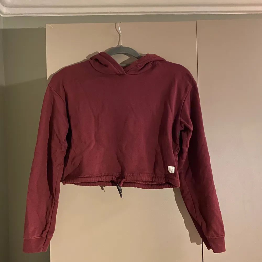 Säljer denna lite kortare hoodie ifrån Lager 157, storlek 160 men passar XS:) ❗️använd en gång❗️. Hoodies.