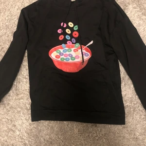 Hoodie med tryck - Jätte cool hoodie, kommer inte ihåg vart den är ifrån men köpt för 200kr. Knappt använd så i nyskick. Materialet är lite tunnare än en vanlig hoodie. Köpare står för frakt. 