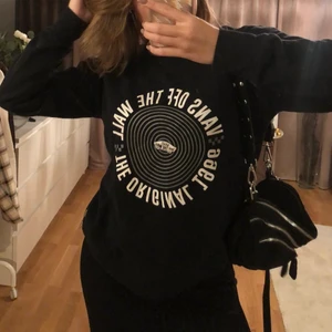 sweatshirt vans - En sweatshirt ifrån vans i vintagestil, äldre modell!  oversized och skön❤️‍🔥 strl s