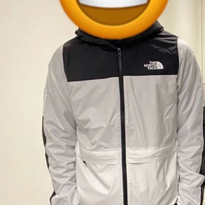 The North Face jacka - En fräsh som ny North Face jacka perfekt för dagens väder till salu, Storlek S