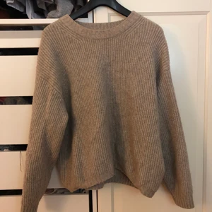 Stickad tröja - Supermysig stickad tröja från hm, använd fåtal gånger så den är i fint skick. Skulle säga att den är en M/L