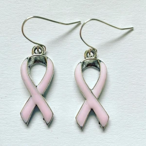 Rosa bandets örhängen 🌸 - 65kr styck och fri frakt 🌸 5 kr går oavkortat till bröstcancerfonden 🌸