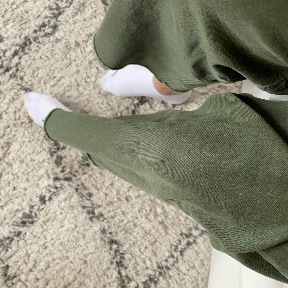 Gröna vida jeans från Lager157. Storlek M, ganska stora och stretchiga. Knappt använda. Liten svart fläck på vänstra knäet som förmodligen går att tvätta bort. Säljs då dem är lite för korta för mig som är 178cm. Passar bättre på någon som är cirka 170cm. . Jeans & Byxor.
