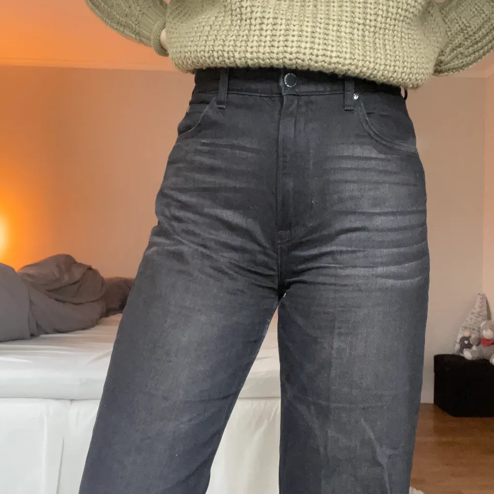 Svarta utsvängda jeans köpta på H&M för 400kr. Storlek 40, använda cirka 5 gånger. Säljer då dem är lite för korta för mig som är 1.78cm. Passar bättre i längden på någon som är cirka 170cm. . Jeans & Byxor.