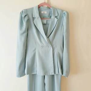 Gina tricot kavaj - byxor - 🦋FÖRST TILL KVARN!🦋 Ett elegant högklassigt buissness set från Gina Tricot's exklusiva kollektion som är limited edition🌸 Dimblå kavajset med sidenmatt lyster och puffärmar. Fint skick. Använd 3 gånger😇 Pris:280+frakt Vill bli av med ASAP!💕