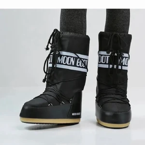 Moonboots - Jag säljer mina moonboots i ny skick Jätte fina och väldigt väldigt bekväma endast använd någon  Gång vid något tillfälle ❤️😜