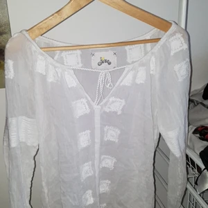 Vit blus Storlek S  - Står ej vart den är ifrån! Fint skick ! 