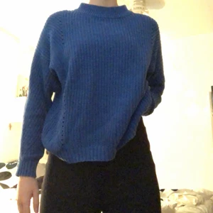 Stickad tröja  - Säljer en blå stickad tröja 