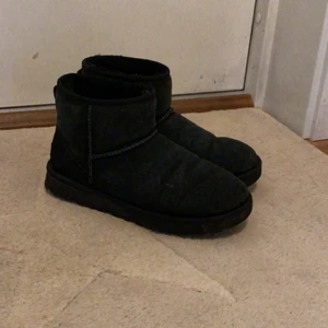 UGGS!  - Säljer min svarta uggs som jag köpte i vintras. De syns att dem är använda men fortfarande i gott skick! Då dem bara är använda en säsong. Storlek 40, jag har vanligt vis 39 men de passar mig bra ändå. Köp direkt för 500kr.