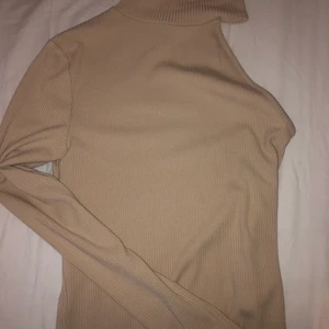 Tröja  - Tröja utan arm på ena sidan, jätte skönt material och är i bra skick. Knappt använt, från bikbok, (köpt för 300)