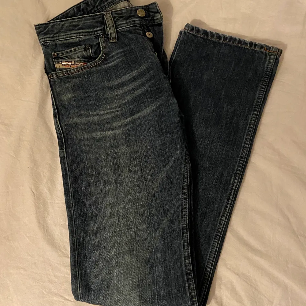 Säljer ett par Diesel jeans i st 29/32! Dem är oanvända och köpta secondhand. Dem är i bra skick och är 100k% bomull!. Jeans & Byxor.