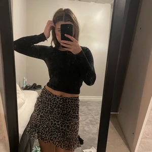 Leopard kjol - Säljer denna leopard kjol då den inte kommit till användning . Den är i storlek 158/164 i barn men har resår i midjan. Den passar mig perfekt som normalt har storlek S