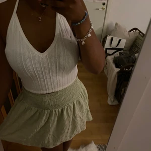 Rutig kjol - Trendig grön- och vitrutig kjol köpt på Bershka i Marbella🏝Helt oanvänd!