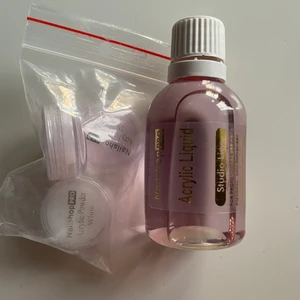 akrylprodukter - säljer akrylprodukter då de aldrig kommit till användning☺️      3st 5ml akrylpulver, 2 rosa och 1 vit                                            1 akrylvätska 50ml                                                                        nypris på akrylpulvrena sammanlagt är 120kr                            nypris akrylvätskan är 80kr                                                              nypris allt sammanlagt är 200kr — mitt pris 150kr + frakt, säljer ej separat utan allting tillsammans☺️