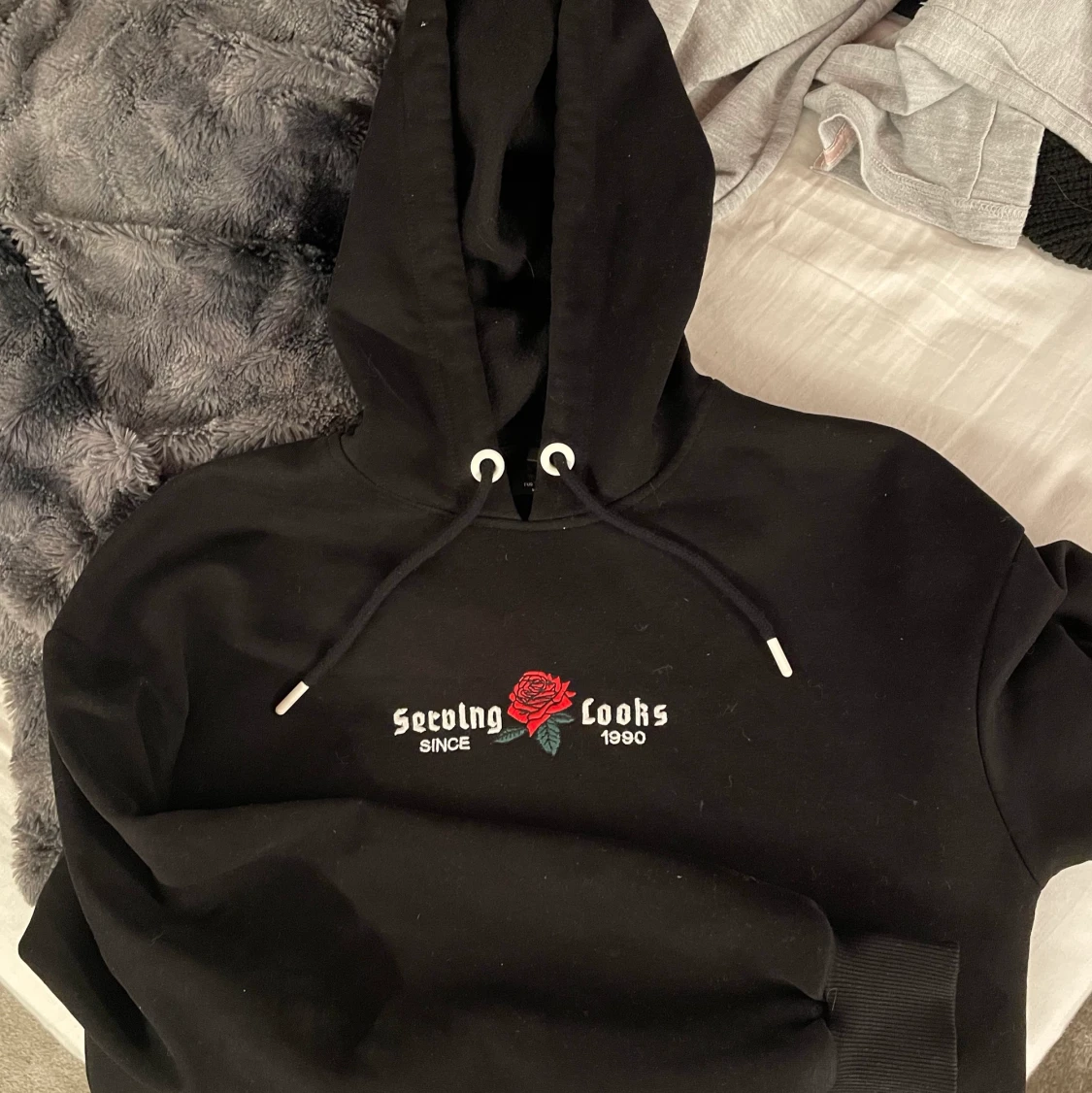 Svart hoodie med ros-tryck🌹 - 90
