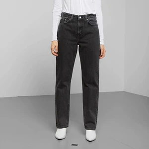 WEEKDAY VOYAGE - Svarta/Gråa mom jeans från Weekday. Modell VOYAGE. Stl 29/30. I jättebra skick. Org pris 500, säljes för 150💕