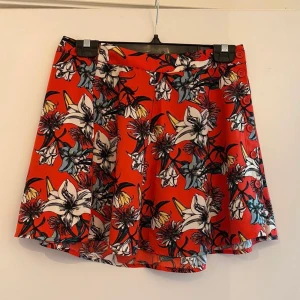 Kjol storlek s/m - Kjol från forever 21. Stor stolek L i men motsvara mer stolek s lite åt m hållet. Öppnar kjolen med knapparna på sidan. Prislapp borta men aldrig andvänd !