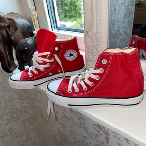 ❤️Röda skitsnygga converse❤️ använd ett fåtal gånger  - Storlek 36