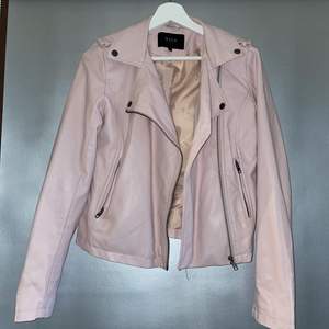 Säljer en rosa skin jacka från vila i storlek S. Den är använda några gånger. 100kr + 63 kr frakt och den är sårbar. 💕💕