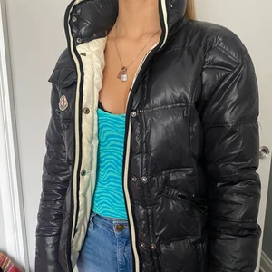Moncler Jacka - Jättefin Moncler jacka, köpt på Plick så har inget kvitto, därav det låga priset  Fint skick och har serien till. 