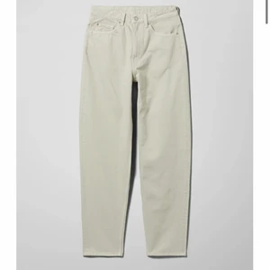 Weekday jeans - Beiga jeans från Weekday i modell Lash, ”Extra high mom jeans”. Storlek 28/28. Använda 1-3 gånger, nyskick. nypris 500kr. jättetrendig färg. 