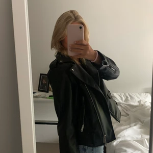 Jacka - Säljer denna populära zara jackan, använder den ej längre😇 är som ny