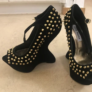 Fina klackskor  - Väldigt fina ovanliga klackskor med guld detaljer i ny skikt. 