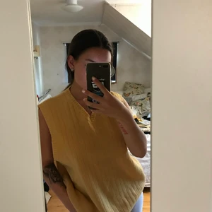 stickad väst - Oversized gul stickad väst från Life of Riley, aldrig använd bara legat i garderoben i princip, väldigt mysig att ha nu till hösten! 💛💛💛