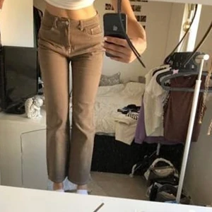 Bruna jeans - Assnygga HELT NYA bruna jeans som tyvär inte kommer till användning för mig🤎🤎