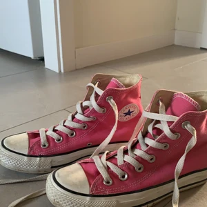 Rosa converse i storlek 37 - Bra skicka säljer pga att de är för små, pris kan diskuteras 