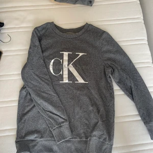 Långärmad tröja - Grå långärmad tröja från Calvin Klein, strl XS. Säljer för 150kr, frakt tillkommer! 